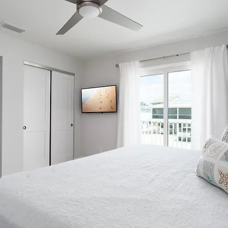 Oasis: Sunrise Views, Pool, Pet-Friendly Villa